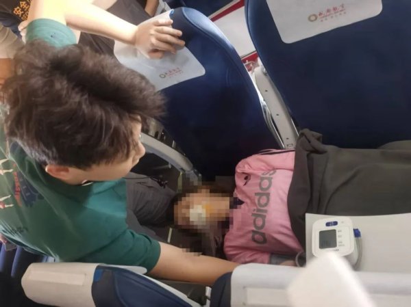 炒股配资网站有 医学生飞机上救人被质疑“没资格”？回应来了！