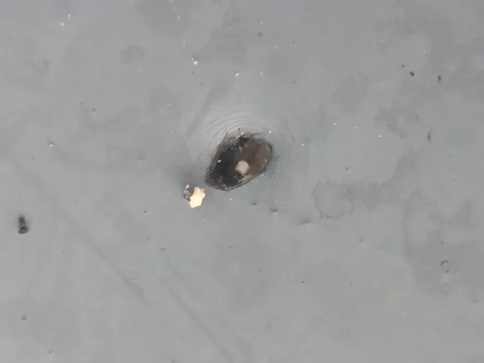 线上配资炒股网站 两架无人机400米高空对撞！上海地标环球金融中心96层平台防水层被砸出坑洞→