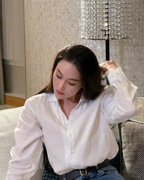 炒股配资网选 张馨予白衬衫藏不住好身材！军嫂的自律比礼服更惊艳